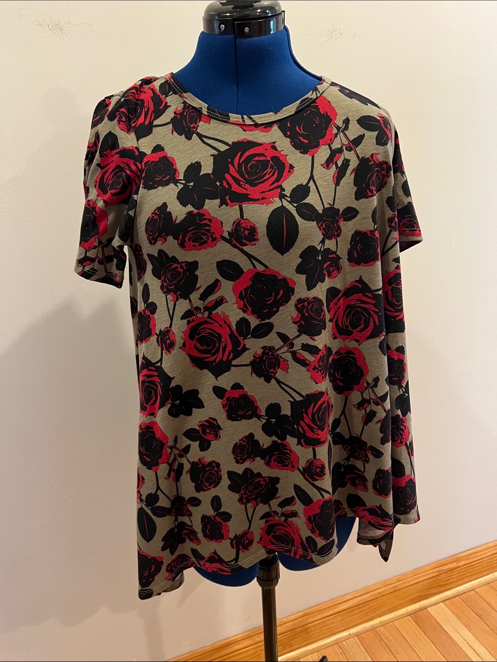 LuLaRoe Olive Short Sleeve Top with Red and Black Rose Print perfect tea